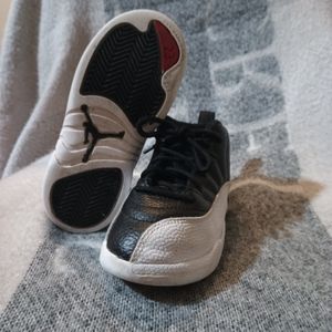 🤑30% OFF WHEN YOU BUNDLE🤑 Lil Boys Jordan 12 playoff edition size 10